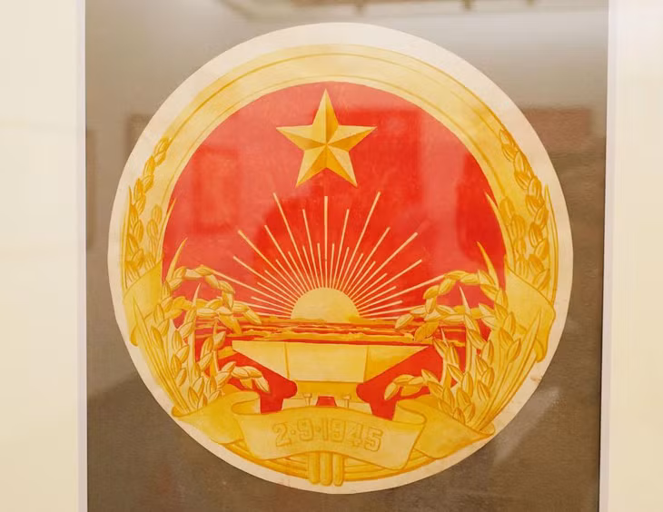 Một phác thảo mẫu Quốc huy Việt Nam của họa sĩ Bùi Trang Chước được trưng bày tại Bảo tàng Mỹ thuật Việt Nam