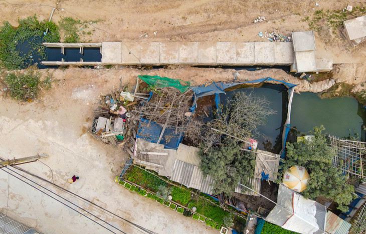 Đoạn đường chậm tiến độ cộng với hạ tầng chưa hoàn thiện khiến nước thải của hàng trăm hộ dân thôn Ải, xã Di Trạch ứ đọng không lối thoát.