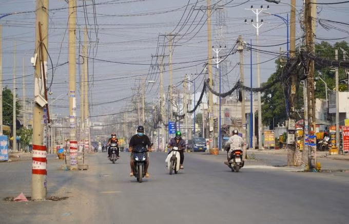 Dãy trụ điện ở giữa tuyến đường Đặng Thúc Vịnh