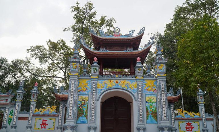 Cổng chùa được xây mới, còn lô gỗ sưa vẫn nằm im bất động chưa biết đến bao giờ mới quy được ra tiền thật