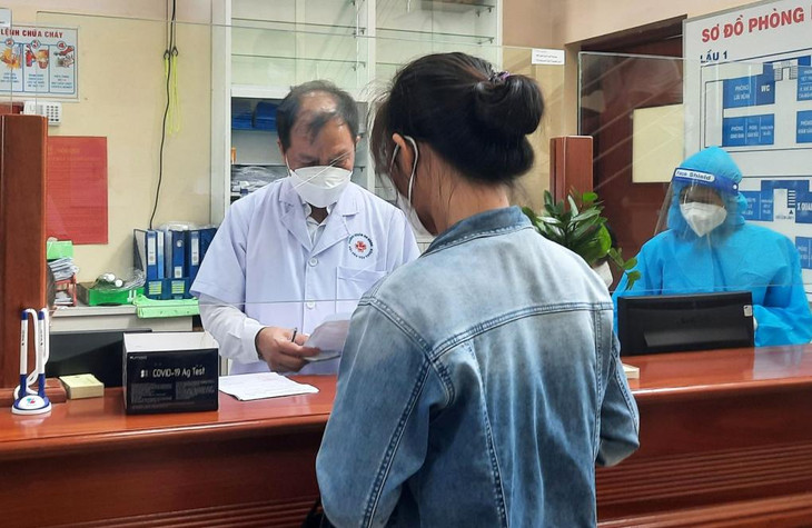 Công nhân là F0 hết bệnh xin giấy nghỉ ốm ở Phòng khám Đa khoa Sài Gòn Tân Thuận