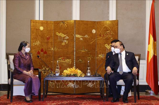 Chủ tịch nước Nguyễn Xuân Phúc tiếp bà Men Sam An, Phó Thủ tướng, Bộ trưởng Bộ Quan hệ Quốc hội, Thượng viện và Thanh tra Campuchia, Chủ tịch hội Hữu nghị Campuchia – Việt Nam. Ảnh: TTXVN