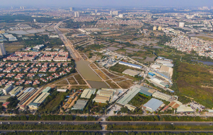 Dự án có điểm đầu tại đại lộ Thăng Long. Khu vực này còn hàng trăm m2 nhà xưởng chưa được di dời.