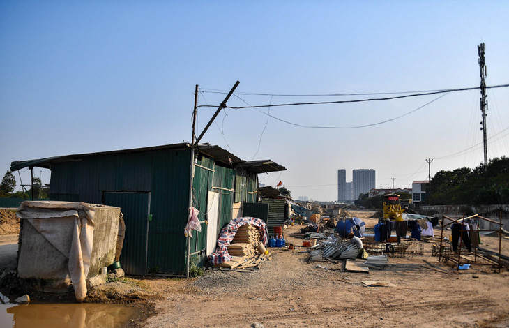 Khu nhà tạm được thiết lập giữa công trường là nơi sống và sinh hoạt của các công nhân. Dự án vướng mặt bằng nên tiến độ thi công chậm, công nhân ngoại tỉnh thi công hạng mục chính của tuyến phải sinh sống ở đây lâu ngày.