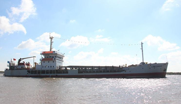 Tàu chở hàng hóa trên sông Hậu