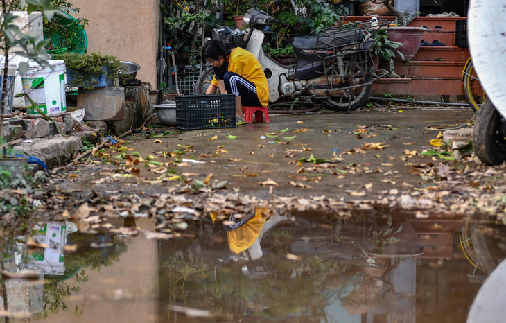 Gia đình ông Nguyễn Văn Thọ (xã Di Trạch) thường xuyên phải sống chung với vũng nước thải trước sân nhà. "Đi ra, đi vào vẫn phải cố lội qua", ông Thọ nói.