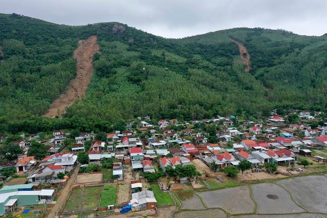 Vệt sạt lở kéo dài trên núi Cấm uy hiếp tính mạng, tài sản người dân thôn Chánh Thắng, xã Cát Thành, huyện Phù Cát (Bình Định).