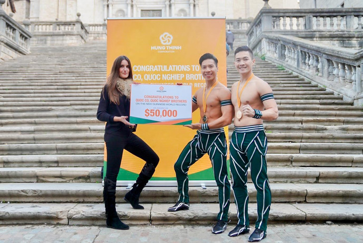 Nghệ sĩ xiếc Quốc Cơ, Quốc Nghiệp nhận lời chúc mừng và phần thưởng nóng từ đại diện Tập đoàn Hưng Thịnh Nghệ sĩ xiếc Quốc Cơ, Quốc Nghiệp nhận lời chúc mừng và phần thưởng nóng từ đại diện Tập đoàn Hưng Thịnh