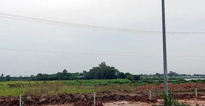 Đất nông nghiệp khu vực xã Hải Bối (Đông Anh) liên tục được nhiều môi giới rao bán nhằm ăn theo thông tin chuẩn bị phê duyệt phân khu đô thị sông Hồng. Tuy nhiên các chuyên gia BĐS cảnh báo việc mua đất &quot;ăn theo&quot; thông tin quy hoạch &quot;hơi&quot;, nghe theo thông tin mập mờ của &quot;cò&quot;, mồi, môi giới BĐS về phân khu đô thị sông Hồng là rất rủi ro và dễ mất tiền oan.