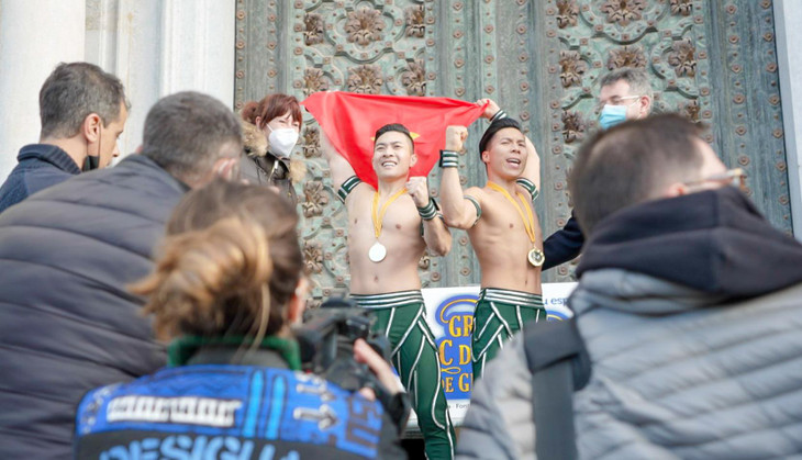 Anh em "hoàng tử xiếc" vui mừng khi xác lập kỷ lục Guinness mới tại Tây Ban Nha. Ảnh: QCQN Anh em "hoàng tử xiếc" vui mừng khi xác lập kỷ lục Guinness mới tại Tây Ban Nha. Ảnh: QCQN