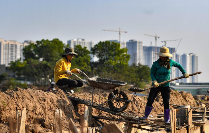 Nguyễn Mạnh Cường (18 tuổi, quê Cẩm Khê, Phú Thọ) cùng bố mẹ được nhận làm công nhân cách đây hơn 2 tháng - khi trạng thái bình thường mới được thiết lập. Trung bình một ngày họ nhận được 300.000 - 400.000 đồng tiền công. Nhiệm vụ là đổ bê tông, thi công hầm đường điện trên tuyến.