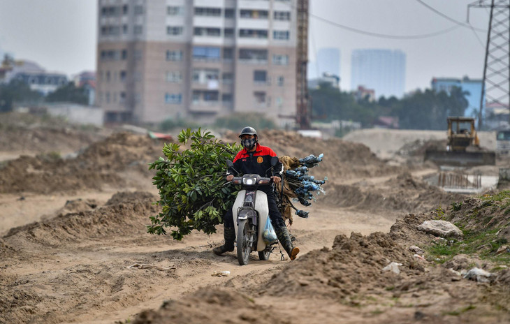 Được kỳ vọng giảm tải cho tuyến Vành đai 3 và kết nối hàng loạt khu vực phía Tây Hà Nội, phục vụ nhu cầu đi lại của hàng trăm nghìn dân, nhưng sau hơn 4 năm khởi công, đường Vành đai 3,5 đoạn đại lộ Thăng Long - Quốc lộ 32 vẫn ngổn ngang, chưa hẹn ngày về đích.