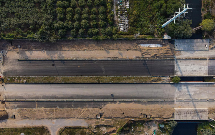 Một số đoạn đã thảm nhựa nhưng hạ tầng kỹ thuật chưa hoàn thiện.