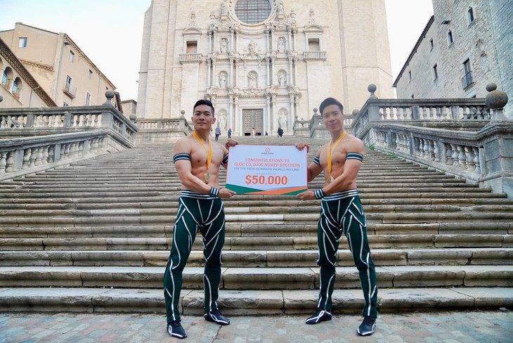 Quốc Cơ, Quốc Nghiệp nhận thưởng nóng từ Tập đoàn Hưng Thịnh sau khi hoàn thành việc xác lập kỷ lục Guinness Quốc Cơ, Quốc Nghiệp nhận thưởng nóng từ Tập đoàn Hưng Thịnh sau khi hoàn thành việc xác lập kỷ lục Guinness