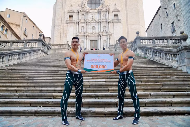 Quốc Cơ, Quốc Nghiệp nhận thưởng nóng từ Tập đoàn Hưng Thịnh sau khi hoàn thành việc xác lập kỷ lục Guinness Quốc Cơ, Quốc Nghiệp nhận thưởng nóng từ Tập đoàn Hưng Thịnh sau khi hoàn thành việc xác lập kỷ lục Guinness