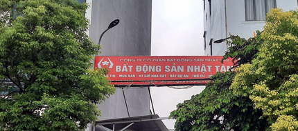 Văn phòng môi giới, giao dịch nhà, đất xuất hiện dày đặc ngay khu vực ven đê xã Vĩnh Ngọc (Đông Anh) cùng với thông tin rao bán nhà, đất khi phân khu đô thị sông Hồng sắp được phê duyệt.