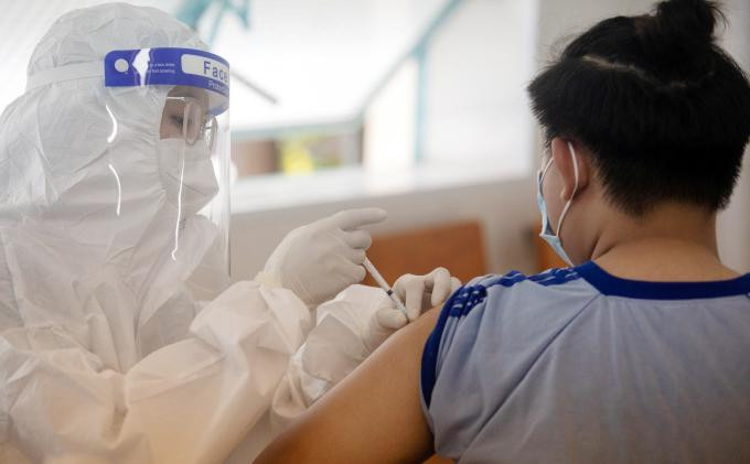 Nhân viên y tế tiêm vaccine Covid-19 cho học sinh tại Quận 1, TP.HCM