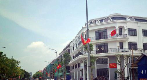 Không chỉ giá đất thổ cư mà giá đất tại các dự án nhà ở, các khu đất đấu giá ven khu vực quy hoạch phân khu đô thị sông Hồng cũng rao bán rầm rộ với giá tăng hơn trước. Trong hình là Dự án khu nhà ở Uy Nỗ, có tên thương mại Calyx Residence do Tổng công ty 319 làm chủ đầu tư được “cò” và môi giới BĐS rao giá cao hơn vài triệu đồng/m2 thời gian gần đây.