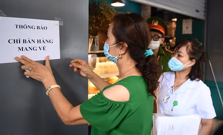 Nhiều quận "vùng cam" ở Hà Nội yêu cầu nhà hàng, cơ sở kinh doanh dịch vụ ăn uống chỉ bán hàng mang về. Ảnh minh họa