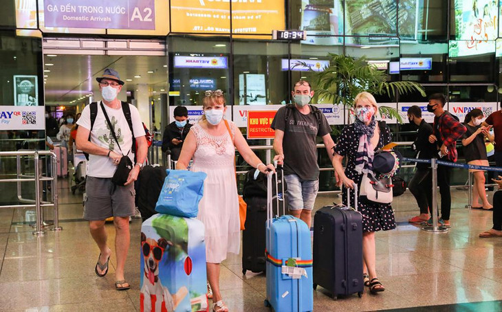 Người nước ngoài nhập cảnh Việt Nam tại sân bay Tân Sơn Nhất Người nước ngoài nhập cảnh Việt Nam tại sân bay Tân Sơn Nhất