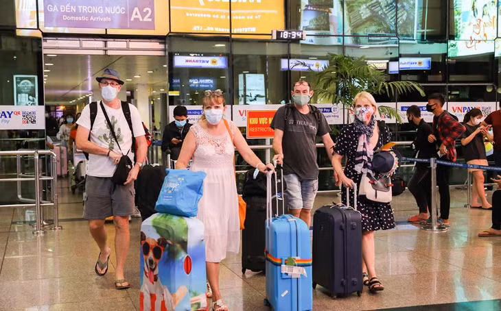 Người nước ngoài nhập cảnh Việt Nam tại sân bay Tân Sơn Nhất