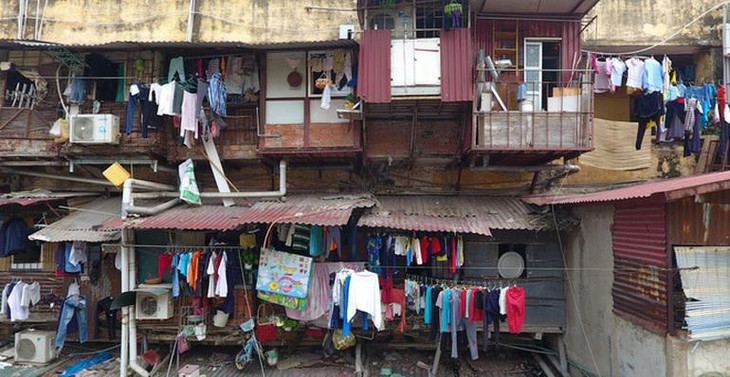 Nhiều khu chung cư nằm giữa nội đô đã được ví như "khu ổ chuột" vì điều kiện sinh hoạt quá tồn tàn, thiếu thốn nhưng vẫn được rao bán giá cao Nhiều khu chung cư nằm giữa nội đô đã được ví như "khu ổ chuột" vì điều kiện sinh hoạt quá tồn tàn, thiếu thốn nhưng vẫn được rao bán giá cao