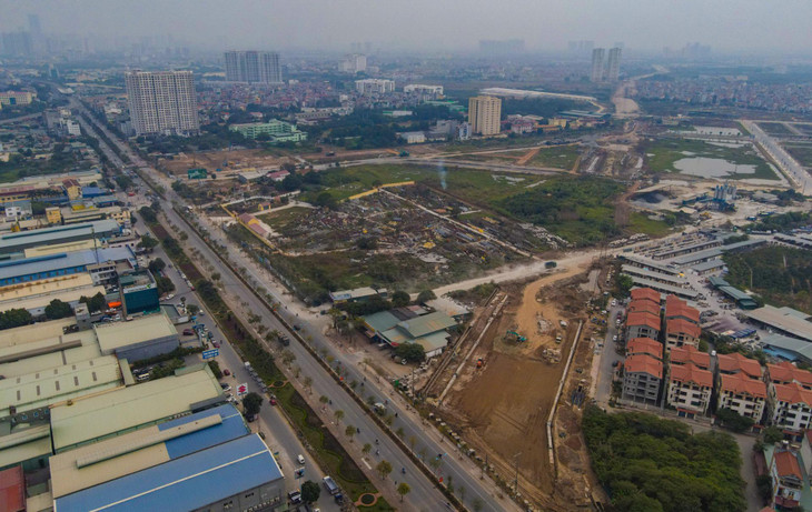 Điểm cuối của Dự án giao với Quốc lộ 32 tại xã Đức Giang, huyện Hoài Đức, cách khu depot tuyến đường sắt đô thị Nhổn - ga Hà Nội khoảng 900 m. Khu vực này còn vướng mặt bằng liên quan khu di chỉ khảo cổ Vườn Chuối.