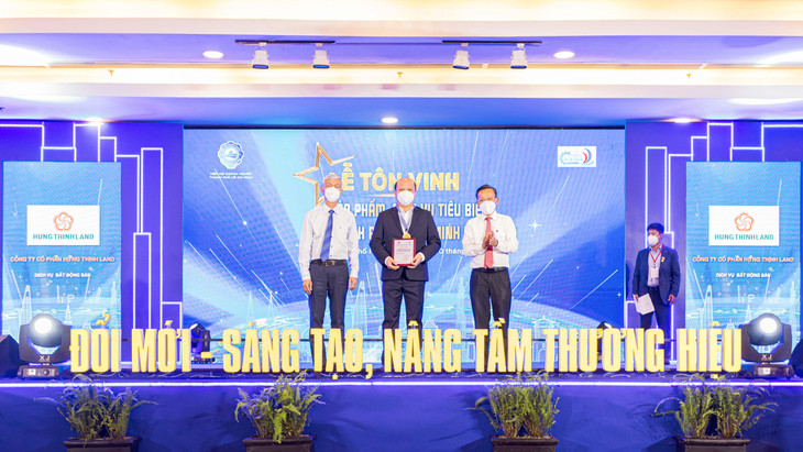 Ông Lê Trọng Khương - Tổng Giám đốc Hưng Thịnh Land nhận giải thưởng “Sản phẩm, dịch vụ tiêu biểu TP.HCM năm 2021”