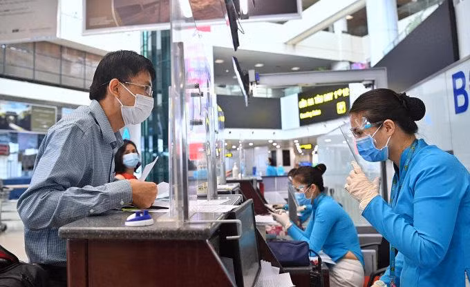 Hành khách làm thủ tục tại sân bay Nội Bài