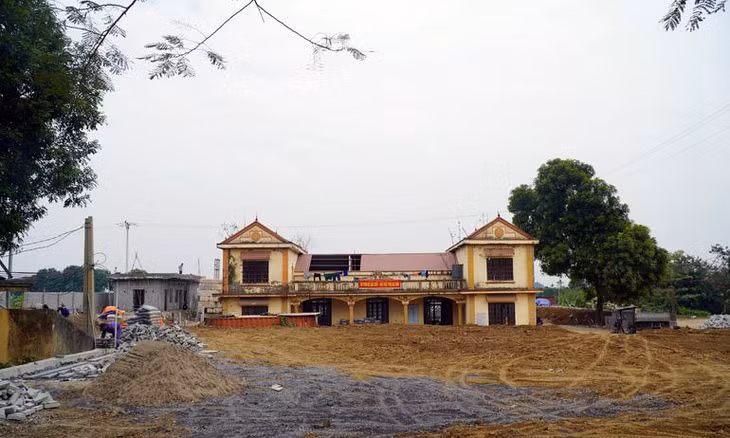 Lô gỗ sưa được đựng trong thùng container đặt tại sân nhà văn hóa thôn Phụ Chính