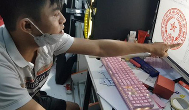 Các nghi can thực hiện lại quá trình làm giả giấy tờ