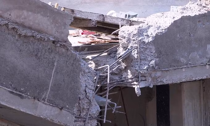 Vị trí gãy nhịp giữa khi rớt xuống sông