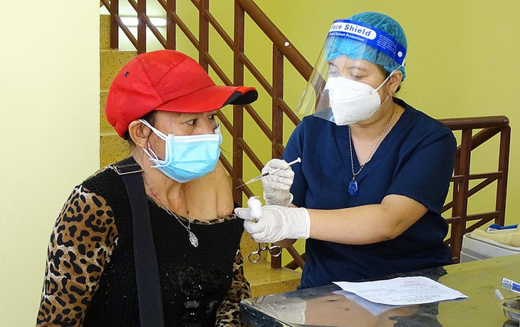 Nhân viên y tế tiêm mũi vaccine bổ sung cho người dân tại quận Gò Vấp Nhân viên y tế tiêm mũi vaccine bổ sung cho người dân tại quận Gò Vấp