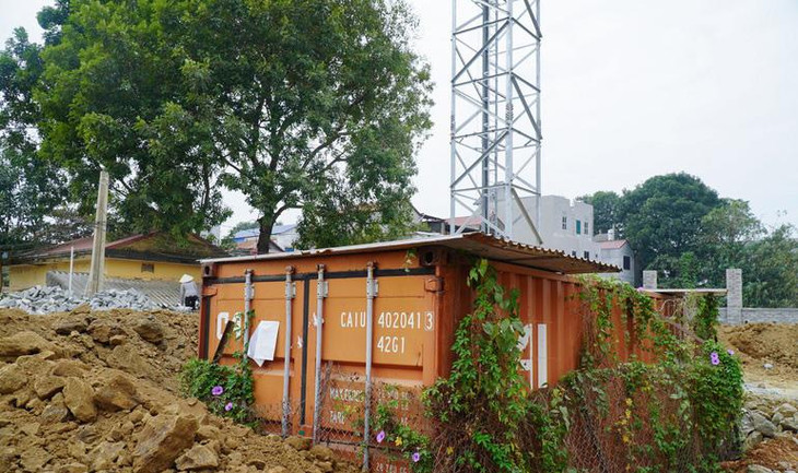 Khu sân nhà văn hóa thôn Phụ Chính đang được đầu tư nâng cấp, nền nâng cao, đất đổ xung quanh container đựng gỗ sưa