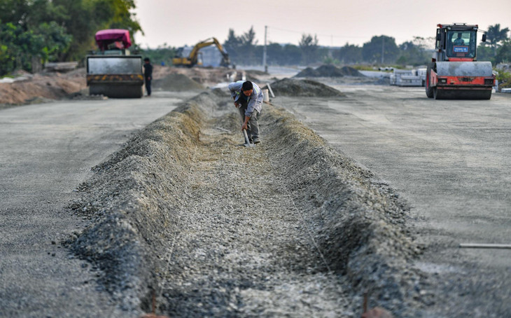 Những đoạn có mặt bằng sạch được nhà thầu tập trung hoàn thiện kết cấu mặt đường. Khu vực giao với Tỉnh lộ 422B được thi công tấp nập.