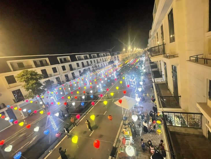 Khu đô thị giống như một “thành phố ánh sáng” nhờ hệ thống đèn lồng, đèn led rực rỡ, biến cả khu trở thành điểm check-in không thể bỏ qua.