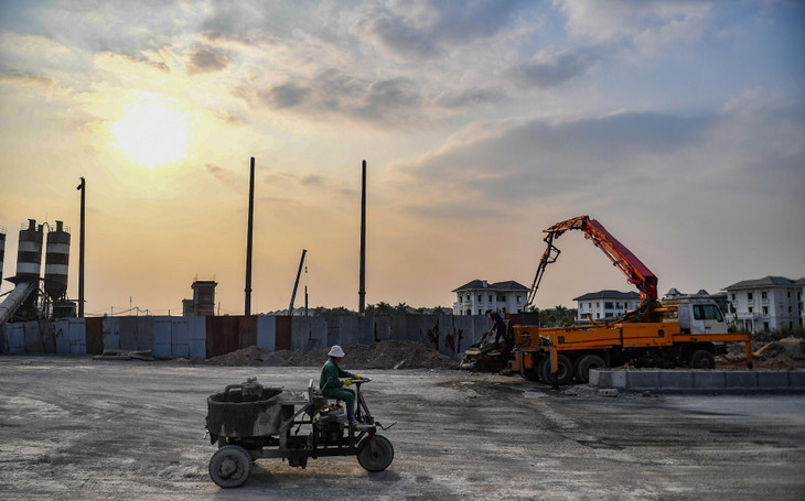 Phương án hai là tuyến đường Vành đai 3,5 đoạn qua khu vực di chỉ sẽ được làm cầu vượt. Hiện, cơ quan chức năng vẫn chưa đưa ra phương án cuối cùng. Nhà thầu cho biết chưa thể thi công khu vực này.