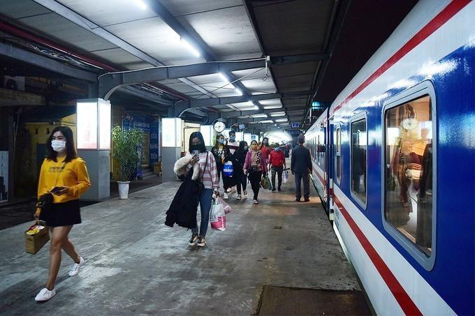 Hành khách đi tàu tại ga Hà Nội
