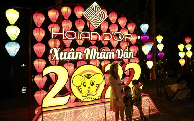 Hội An trang hoàng đèn lồng phục vụ du khách đón năm mới 2022