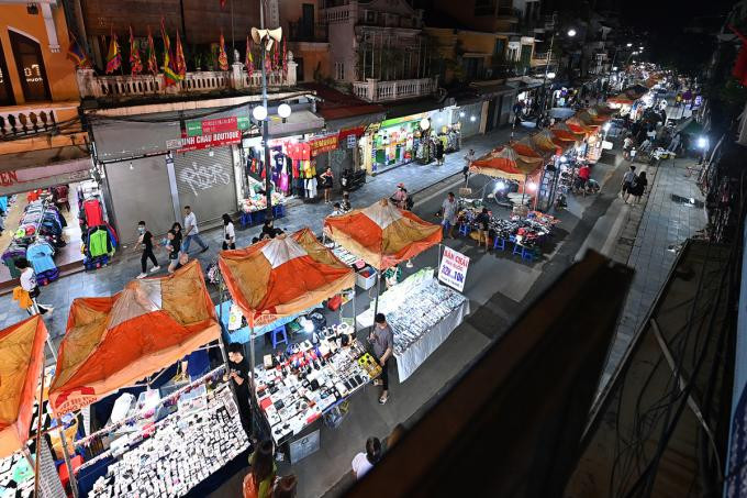 Hoạt động kinh doanh ở lòng đường các tuyến phố Hàng Ngang - Hàng Đào dịp cuối tuần hồi giữa năm 2020