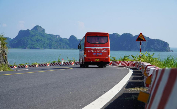 Dự án đường xuyên đảo Cát Bà có tổng vốn đầu tư 1.800 tỷ đồng. Hải Phòng kỳ vọng tuyến đường góp phần tăng kết nối giao thông, thúc đẩy phát triển du lịch.