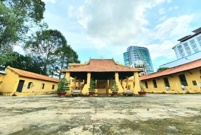 Một toà nhà nằm trong Khám lớn Cần Thơ