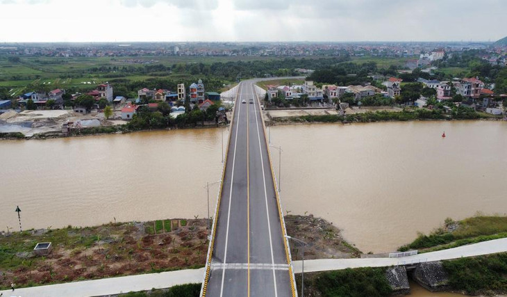 Theo Phó chủ tịch UBND Hải Phòng Nguyễn Đức Thọ, việc hoàn thành và đưa vào sử dụng cầu Dinh thay thế phà Dinh góp phần tăng cường năng lực giao thông, đáp ứng nhu cầu đi lại của nhân dân. Công trình cũng đem lại sự phát triển về du lịch, dịch vụ và đảm bảo an ninh quốc phòng cho cả hai địa phương Hải Phòng và Hải Dương.