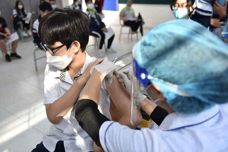 Hà Nội tiêm vaccine phòng Covid-19 cho học sinh lớp 7, 8