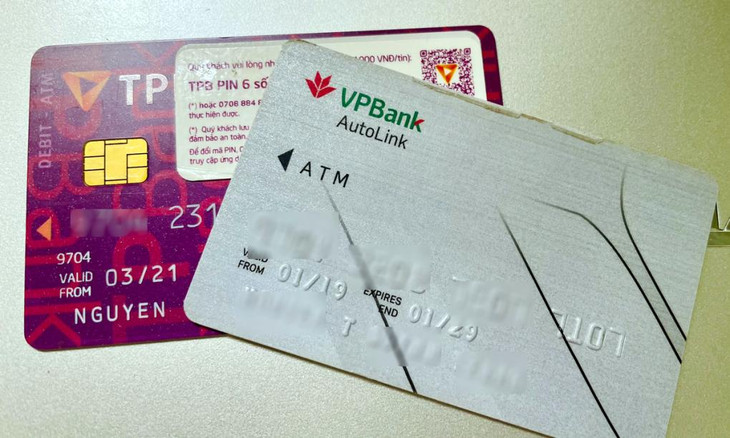 Thẻ màu tím có con chip trên mặt trước là loại thẻ chip nội địa. Thẻ màu xám không có chip là thẻ từ, phía sau có dải băng từ màu đen