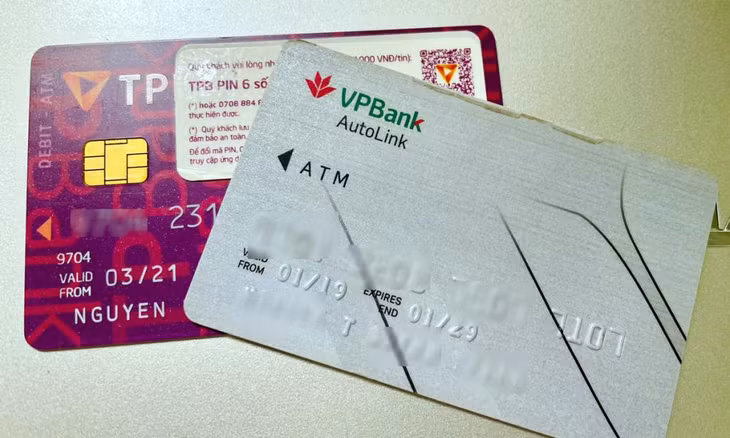 Thẻ màu tím có con chip trên mặt trước là loại thẻ chip nội địa. Thẻ màu xám không có chip là thẻ từ, phía sau có dải băng từ màu đen