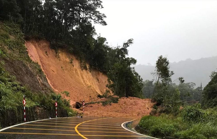 10.000 m3 đất sạt lở, giao thông nối Đà Lạt - Nha Trang bị ùn tắc