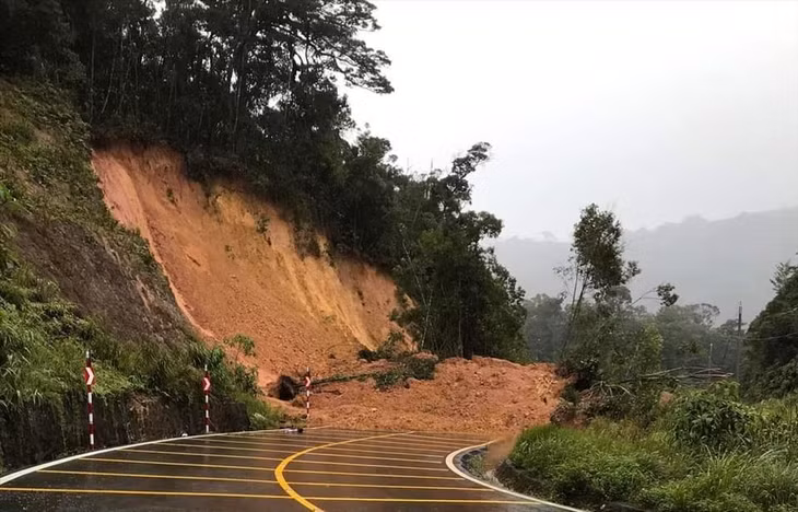 10.000 m3 đất sạt lở, giao thông nối Đà Lạt - Nha Trang bị ùn tắc