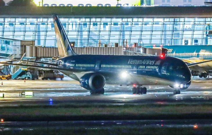 Máy bay Boeing 787-9 của hãng hàng không Vietnam Airlines được sử dụng để bay thẳng thường lệ đến Mỹ. Máy bay Boeing 787-9 của hãng hàng không Vietnam Airlines được sử dụng để bay thẳng thường lệ đến Mỹ.