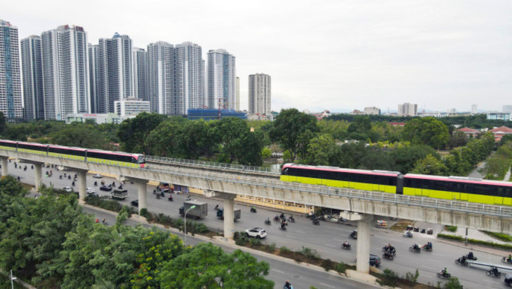 Hai đoàn tàu đi ngược chiều nhau trong đợt chạy thử